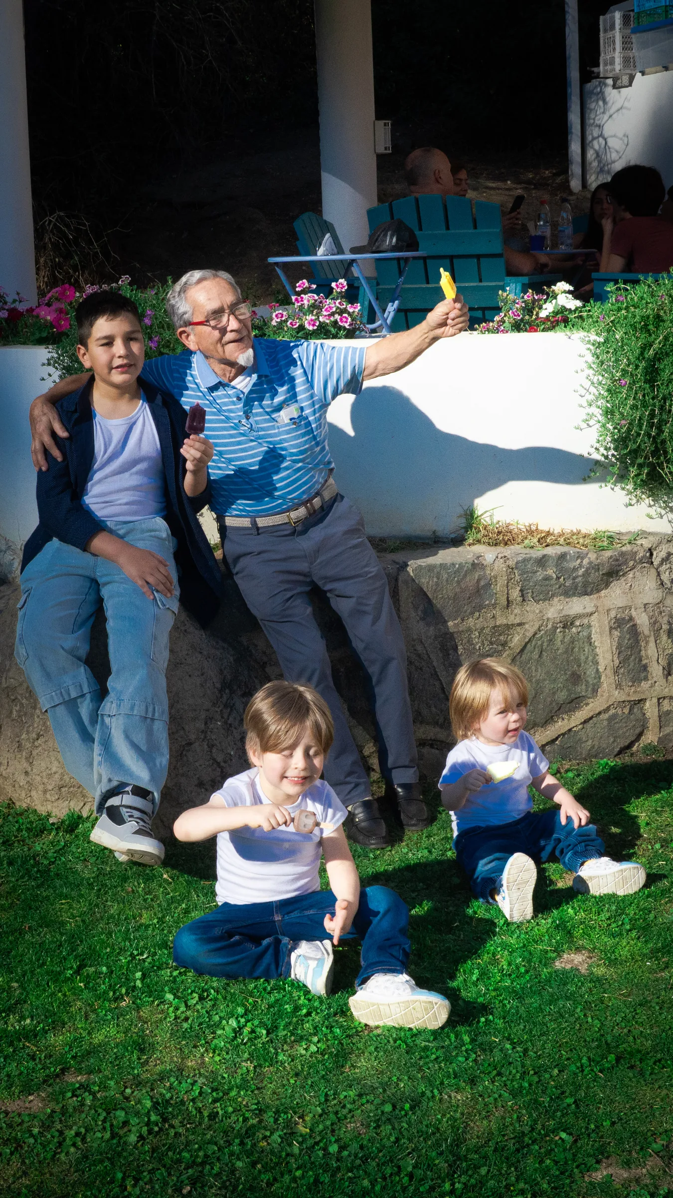 Abuelo y nietos con helado