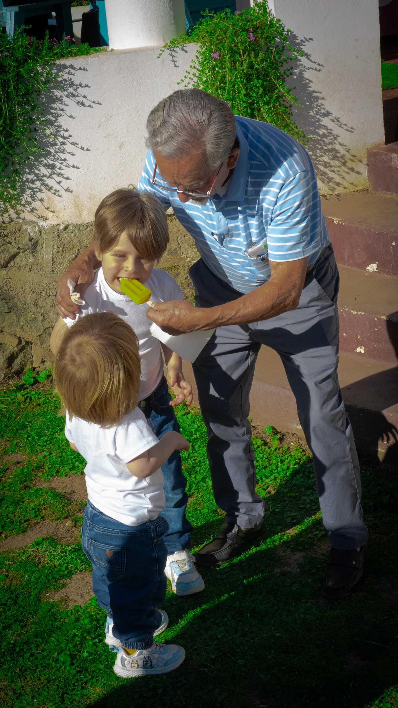 El abuelo y los pequeños