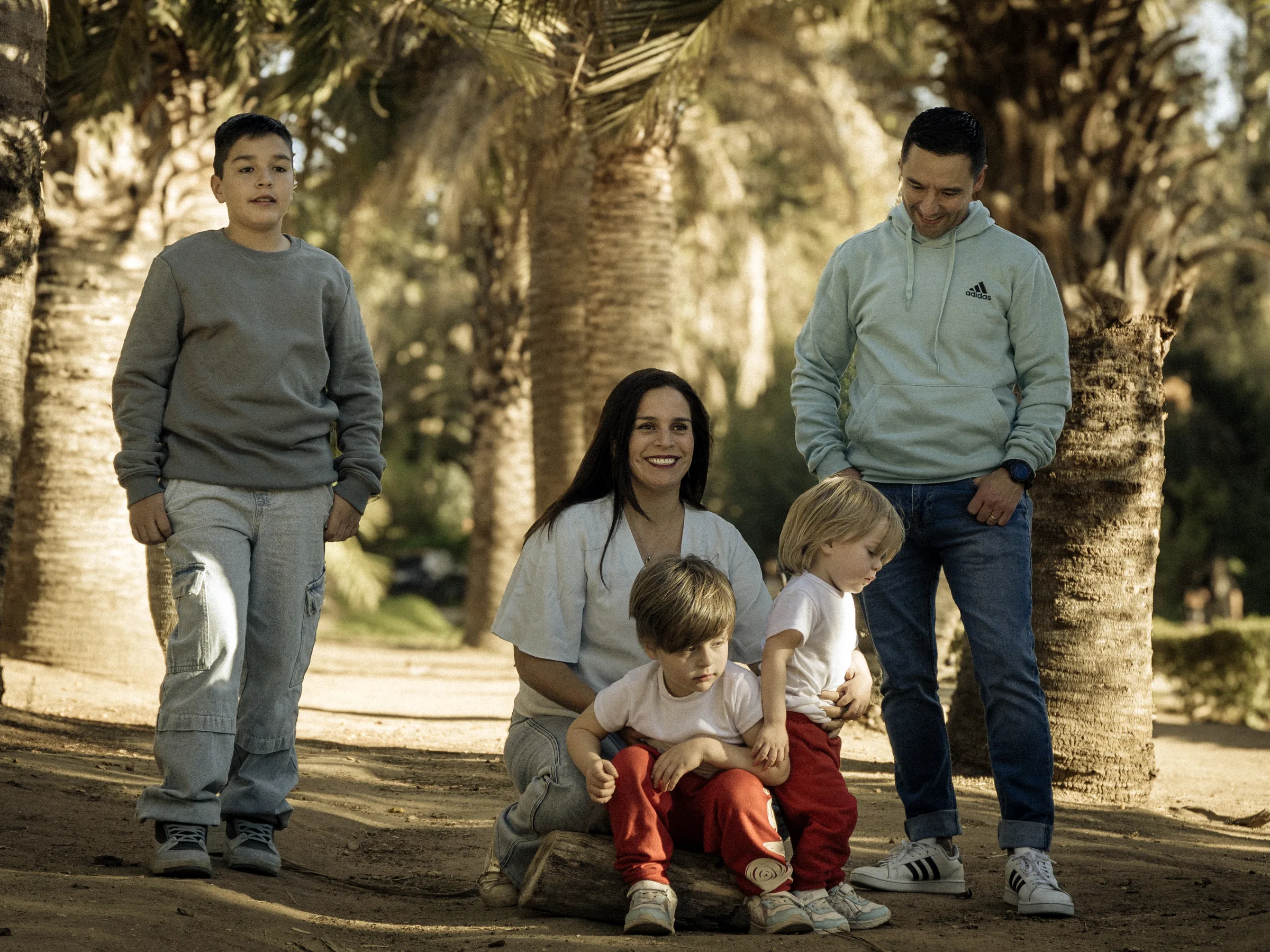 Familia bajo las palmeras