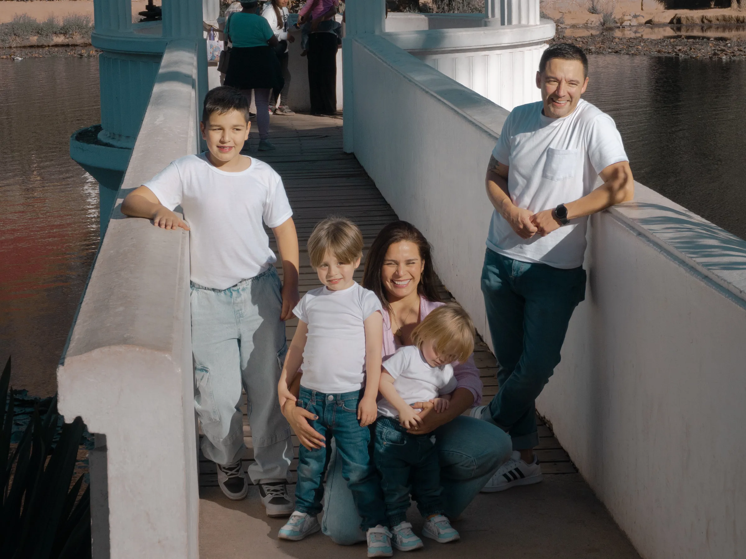 Familia en el puente