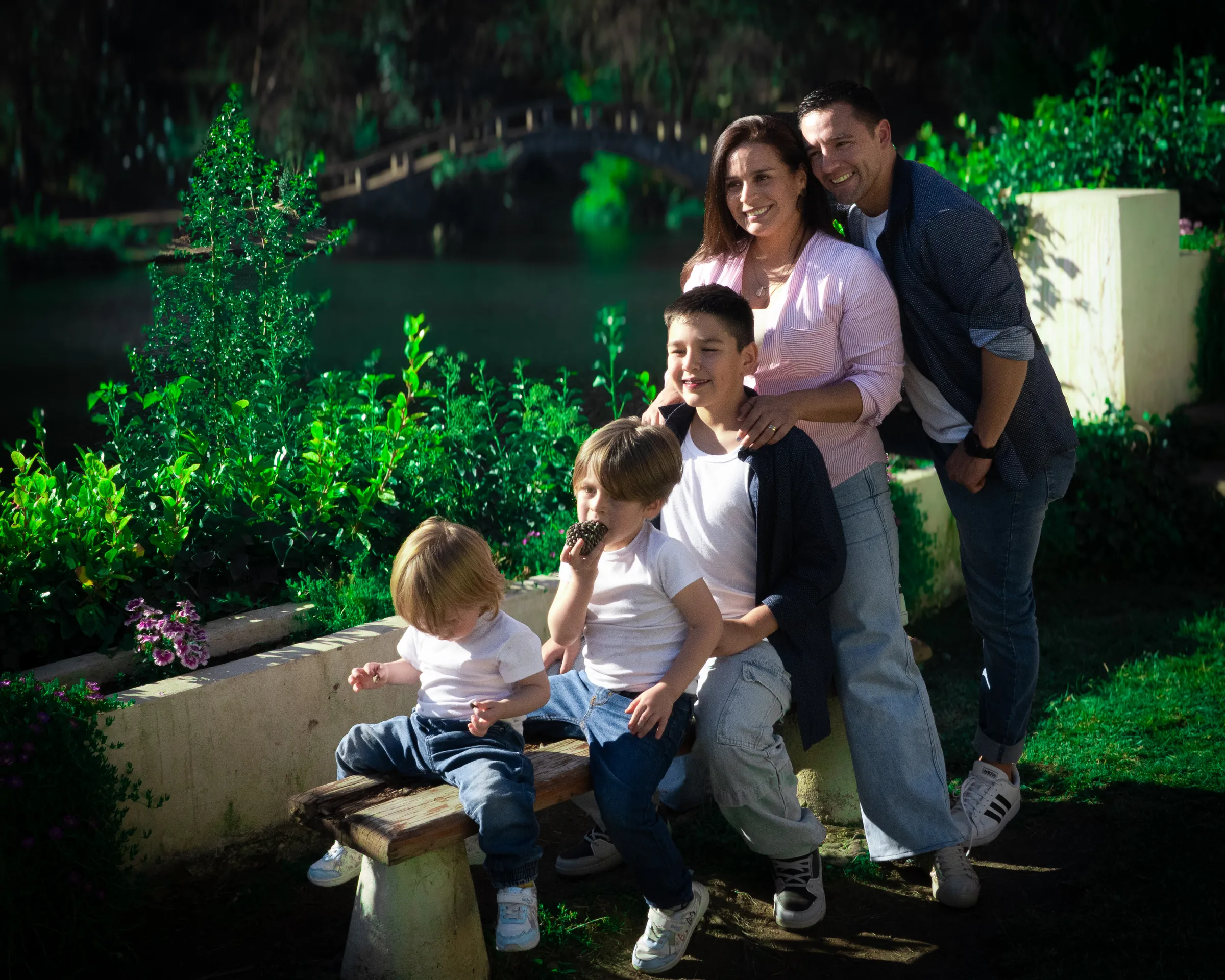 Familia junto a la laguna