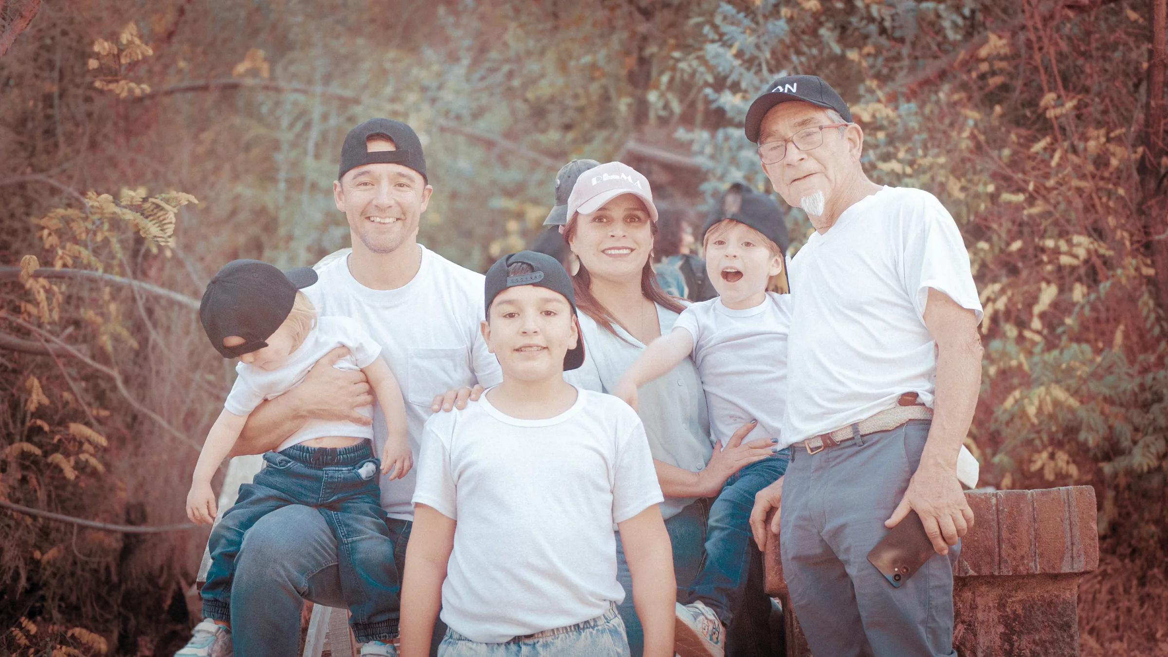 Familia reunida con gorras