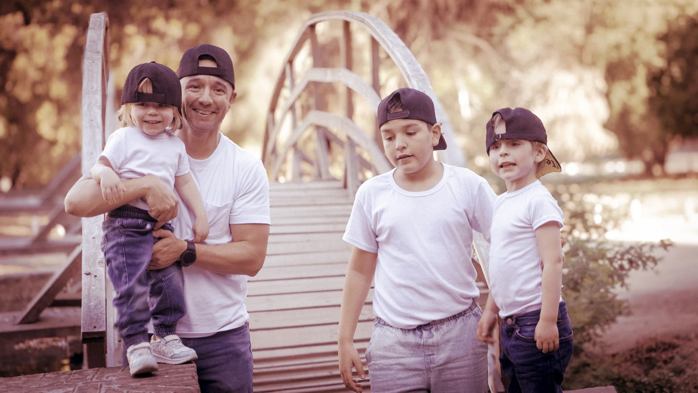 Padre e hijos con gorras
