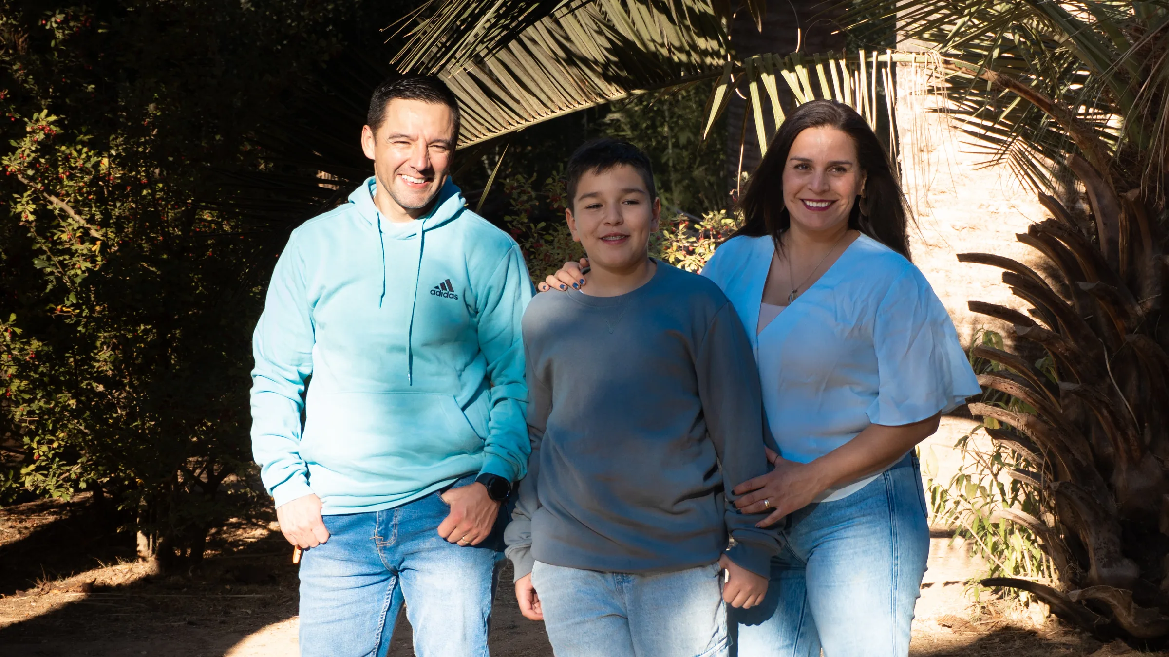 Padres e hijo bajo las palmeras