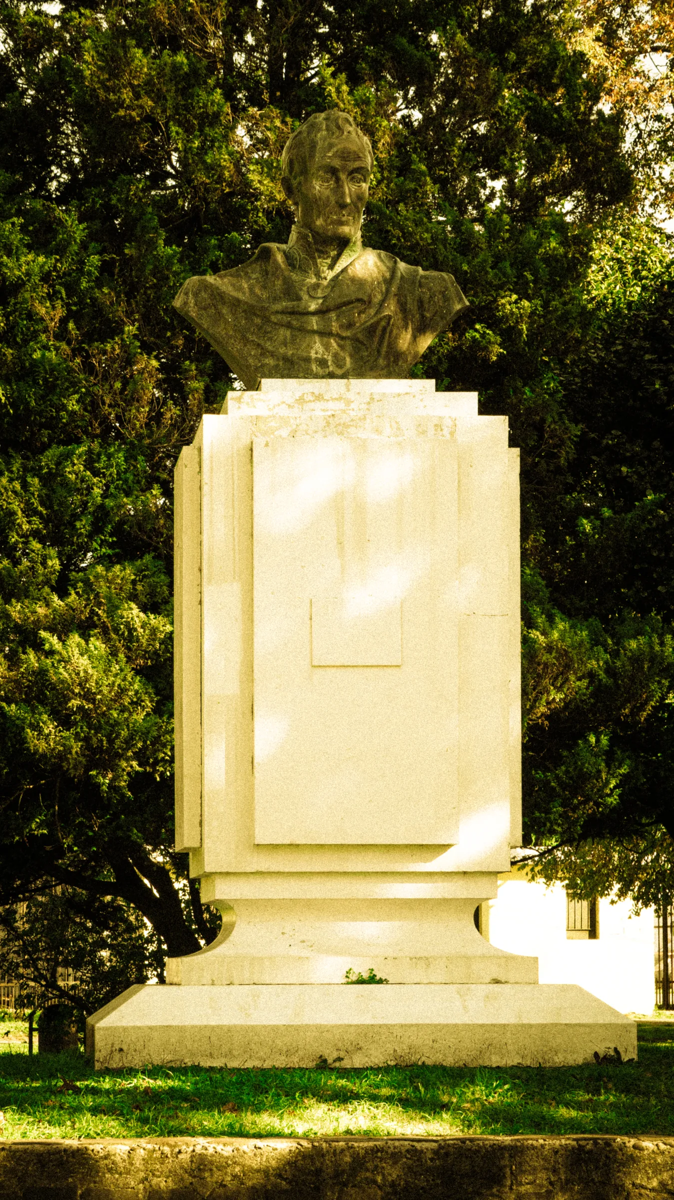 Busto en la plaza