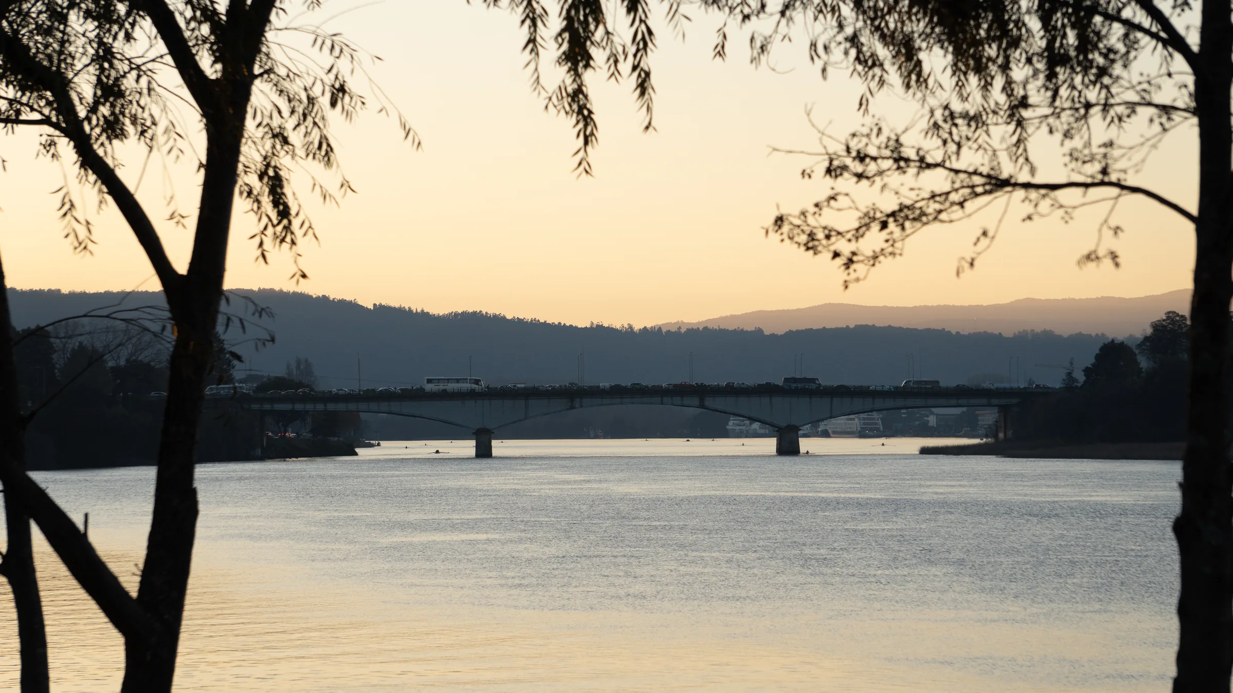 Escena costera al atardecer
