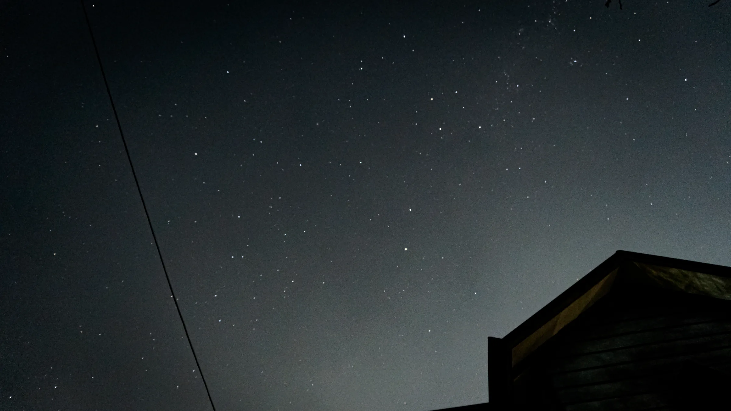 Estrellas y tejado nocturno
