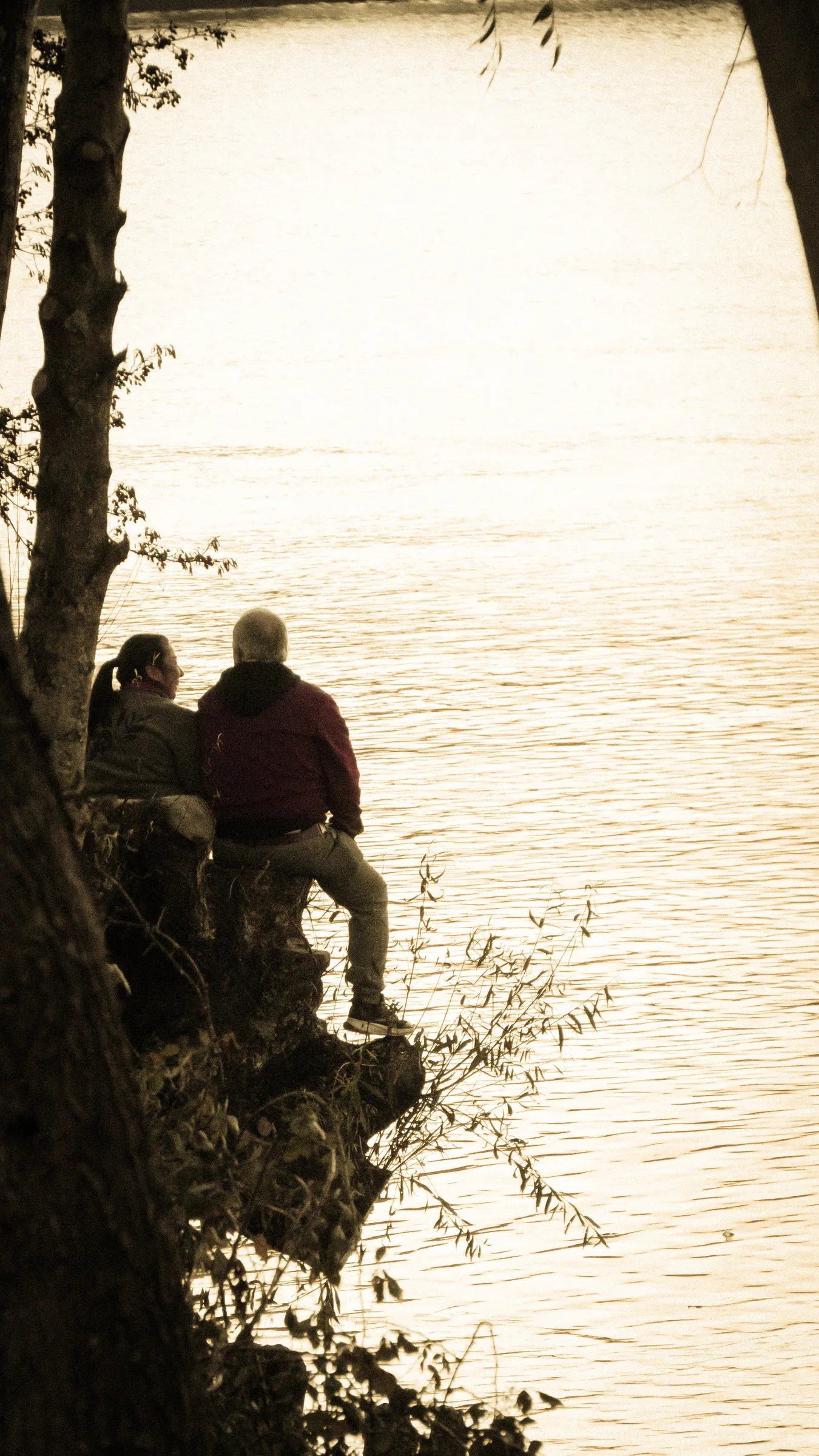 Pareja contemplando el río