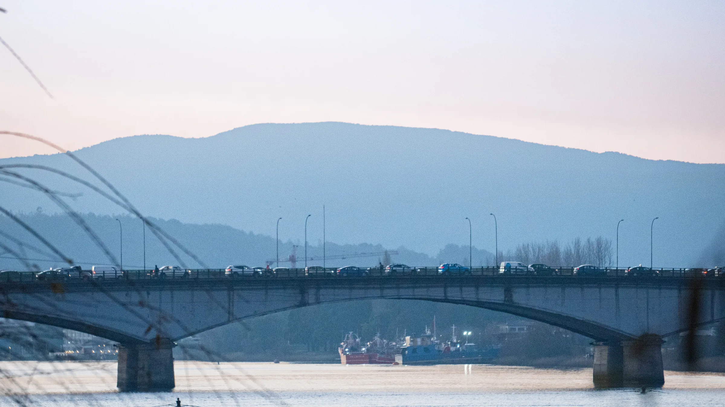 Puente Pedro de Valdivia y cerros