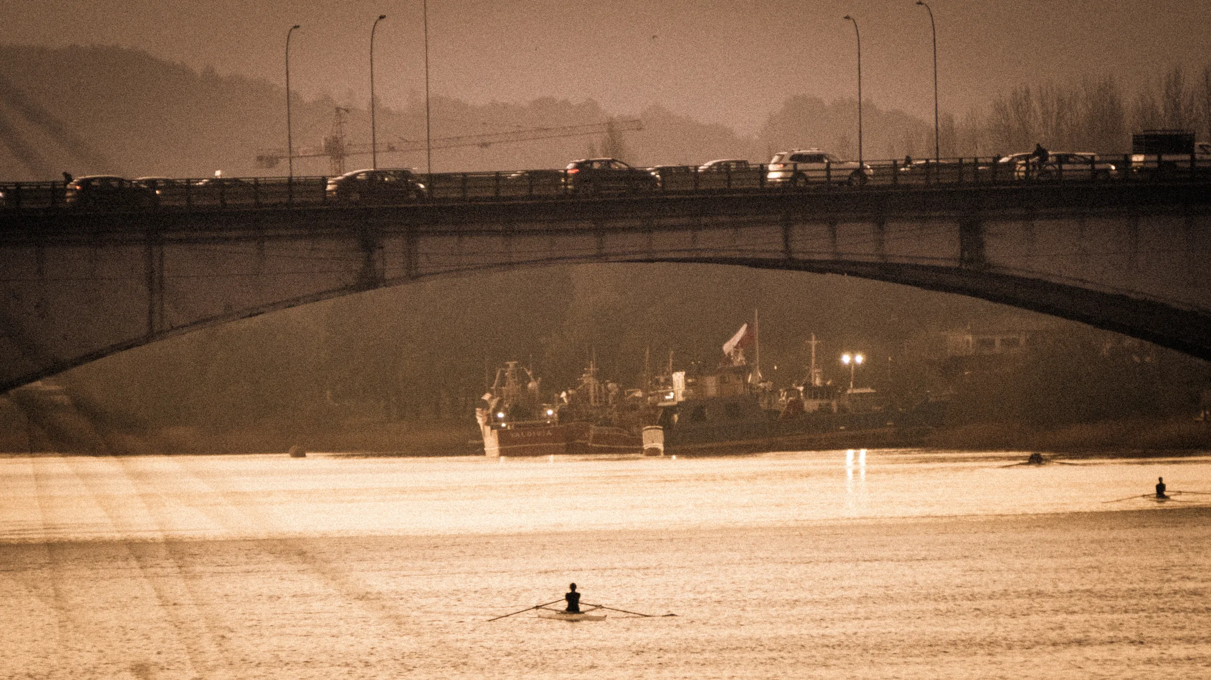 Remero solitario bajo el puente