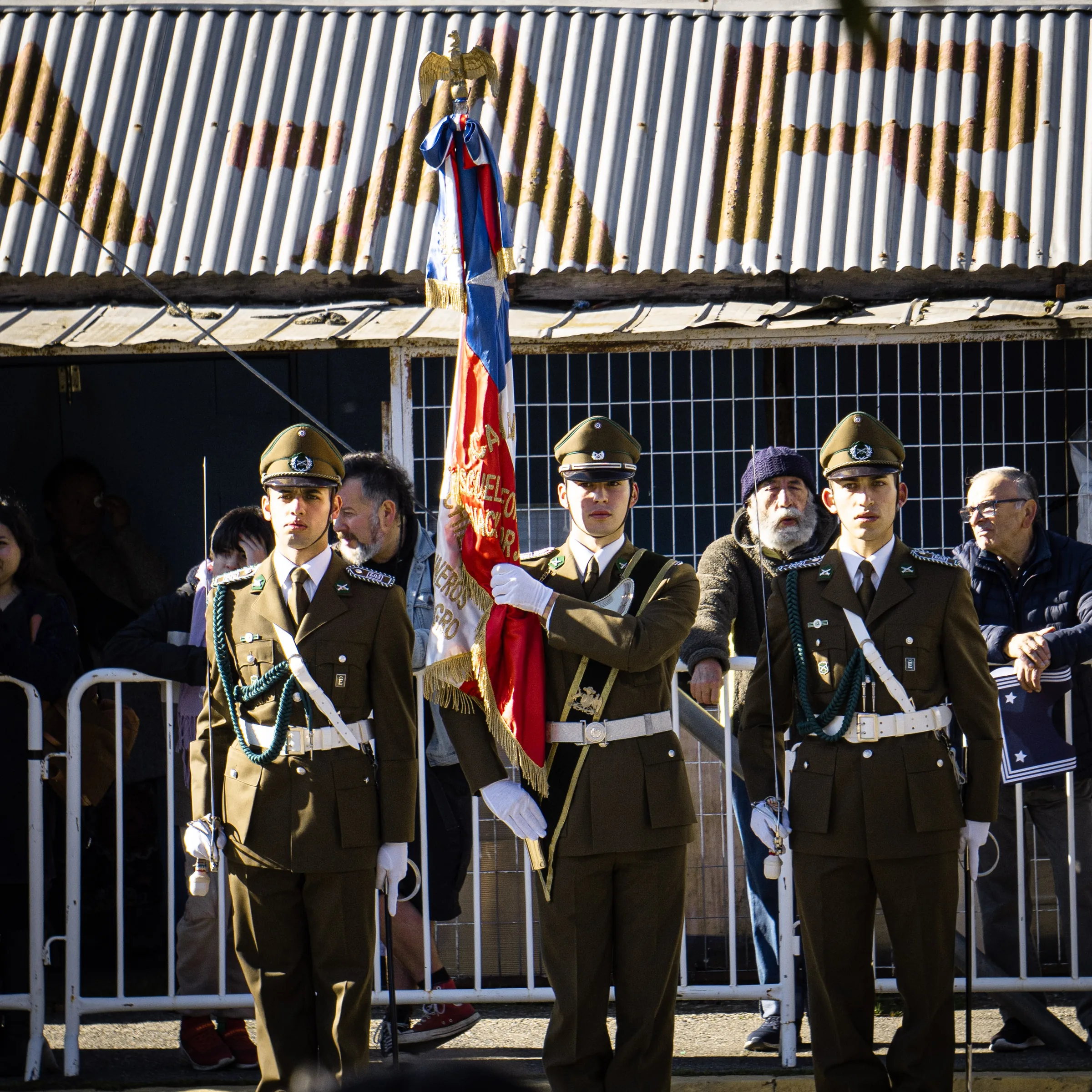 Carabineros con el estandarte