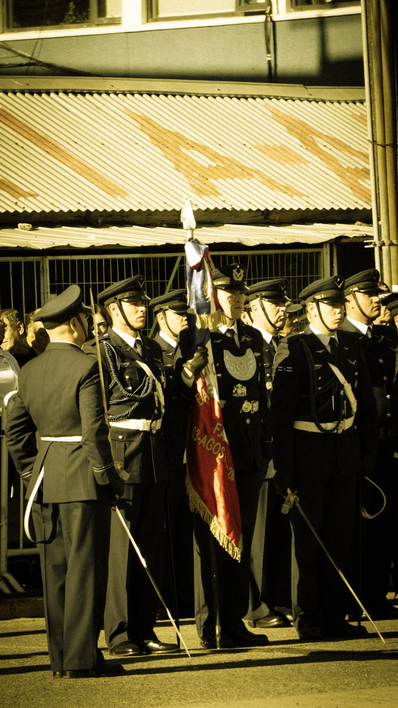 Oficiales con el estandarte