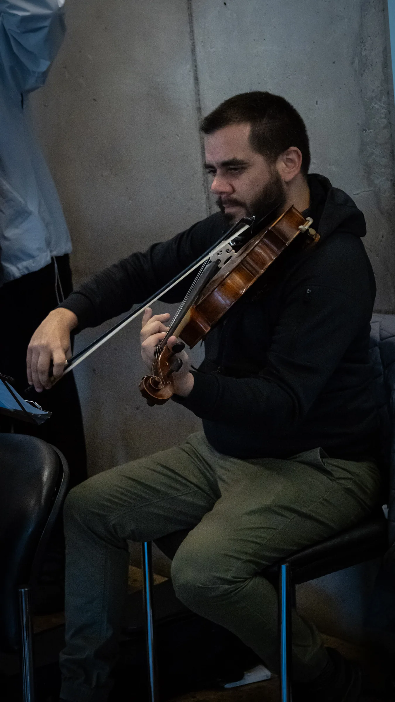 Violista concentrado