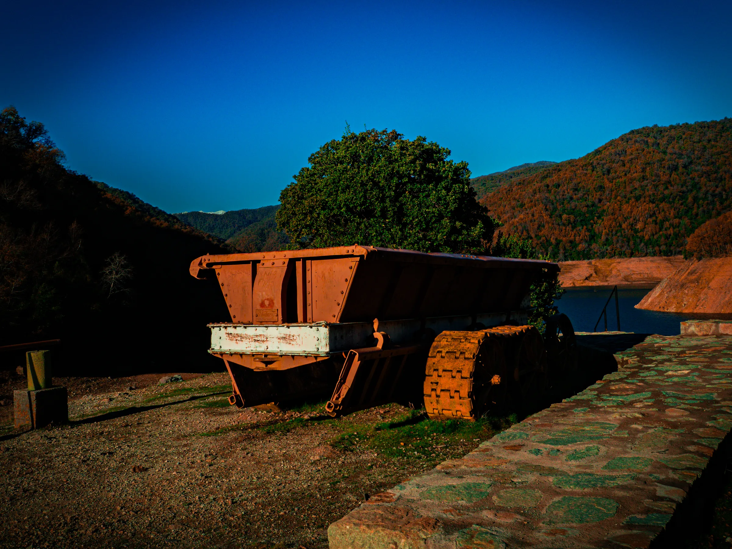 Antiguo vagón sobre los rieles