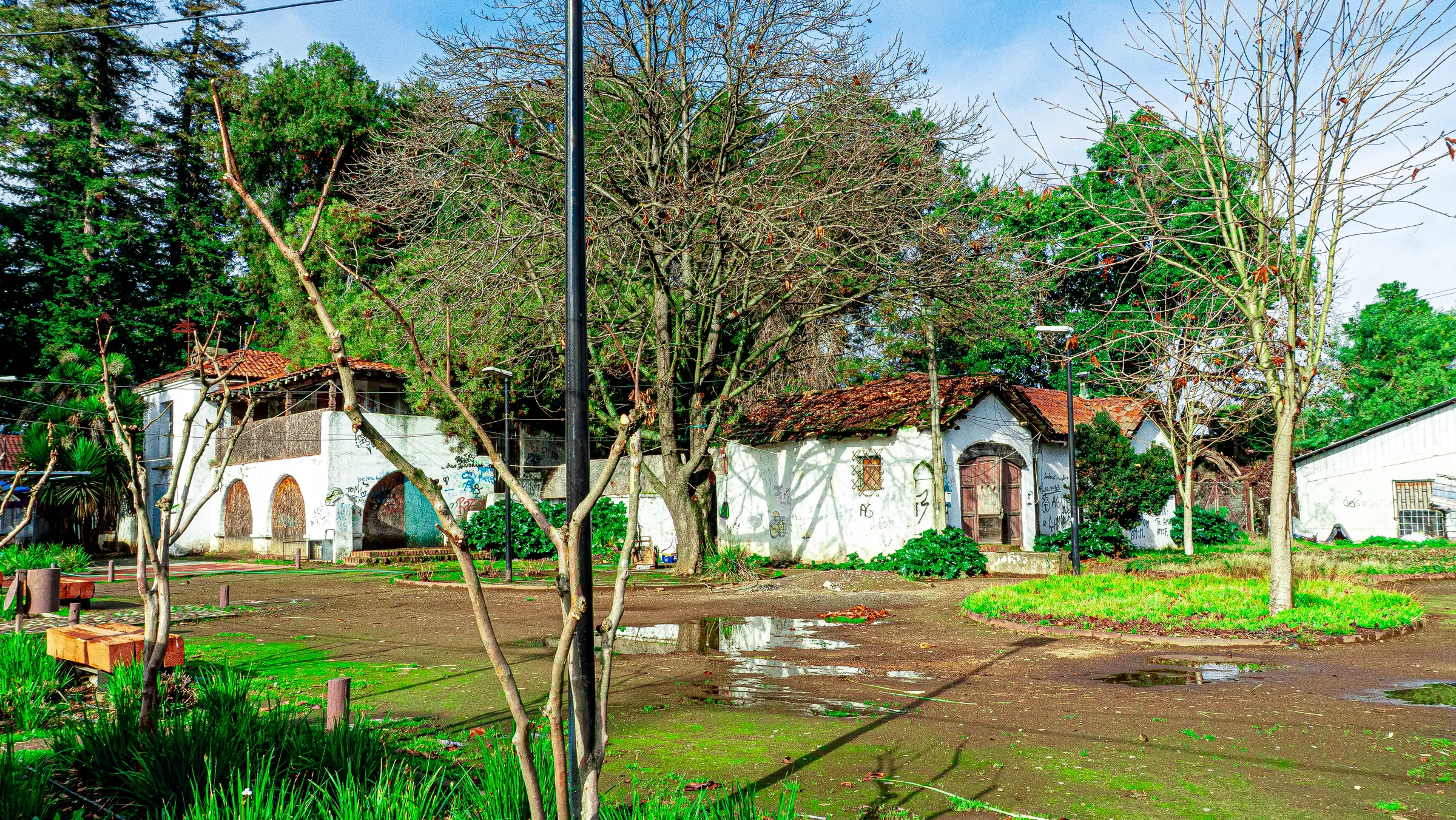 Casas blancas junto a la plaza