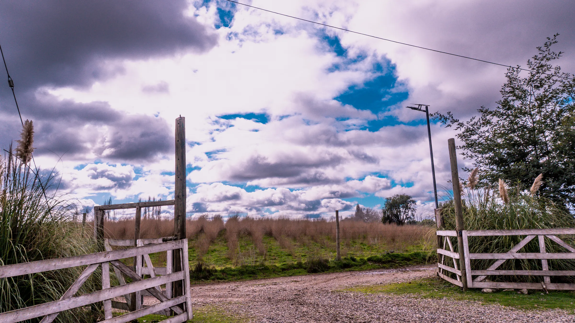 Cielo nublado sobre el campo