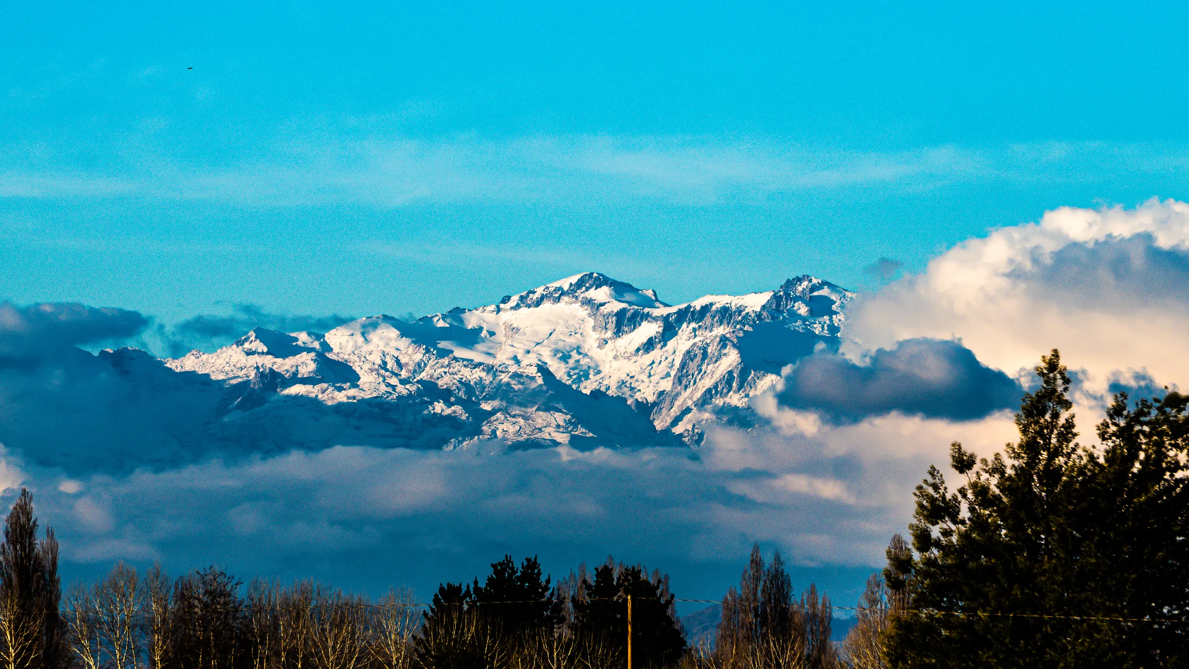 Cumbres nevadas entre las nubes