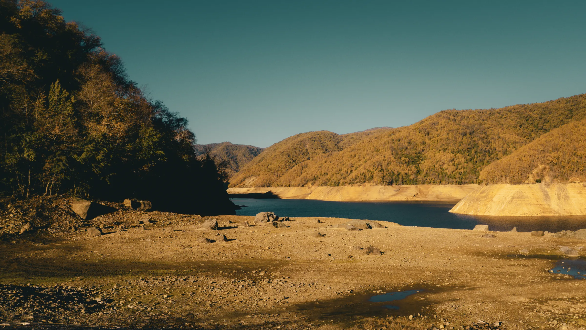 Embalse entre los cerros