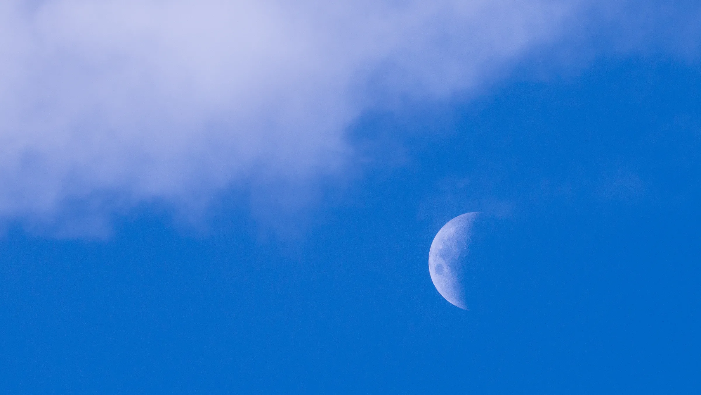 Luna en el cielo azul