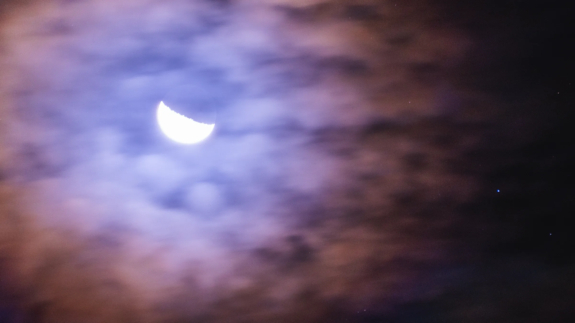 Luna entre nubes