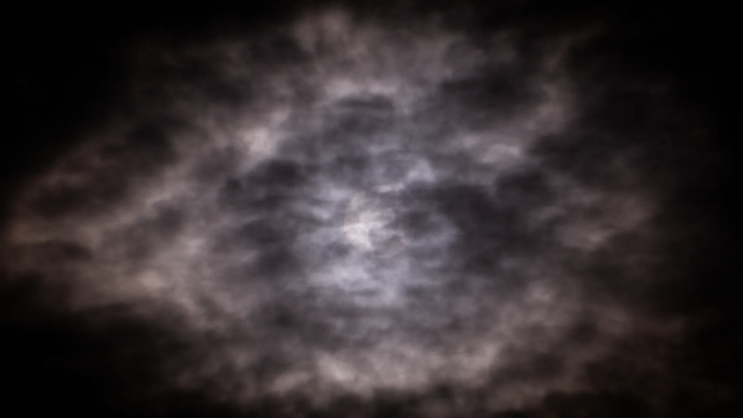 Luna velada entre nubes