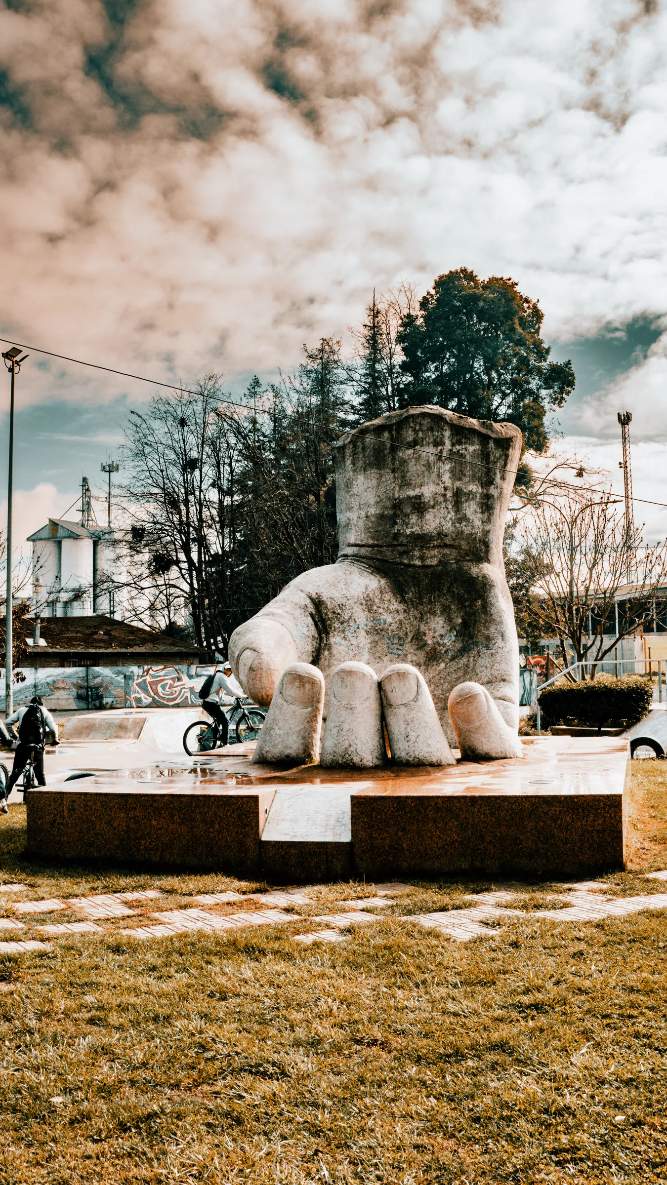 Monumento entre los árboles