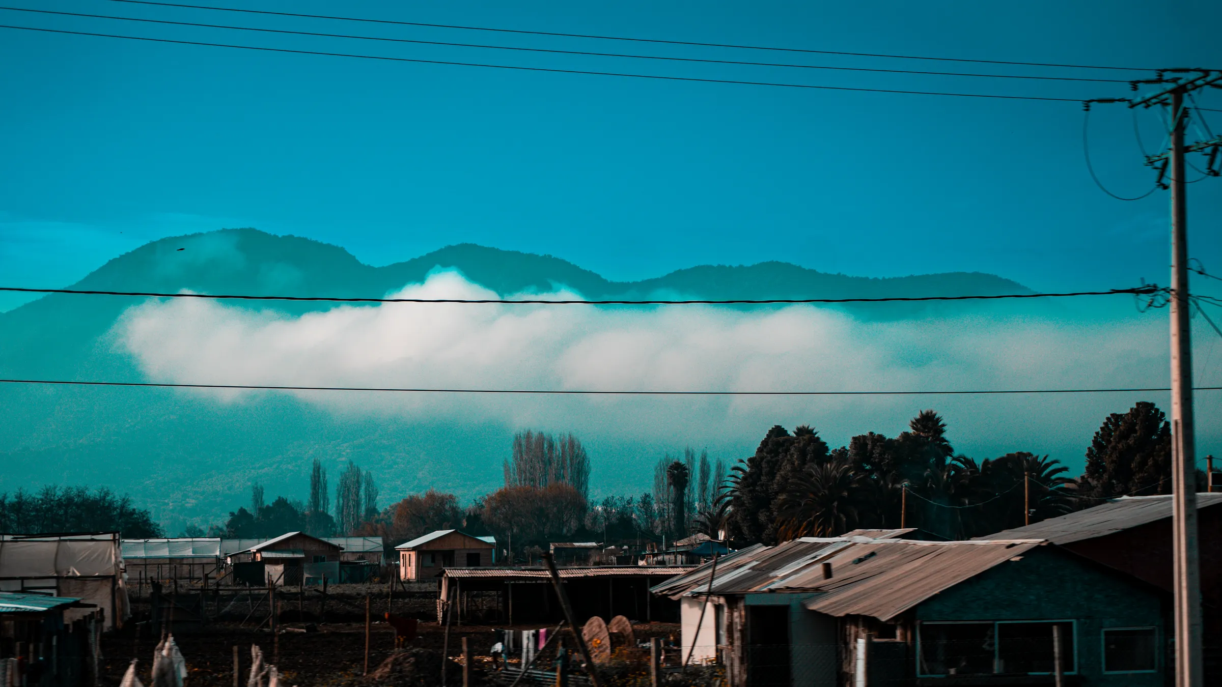 Nubes bajas sobre el pueblo