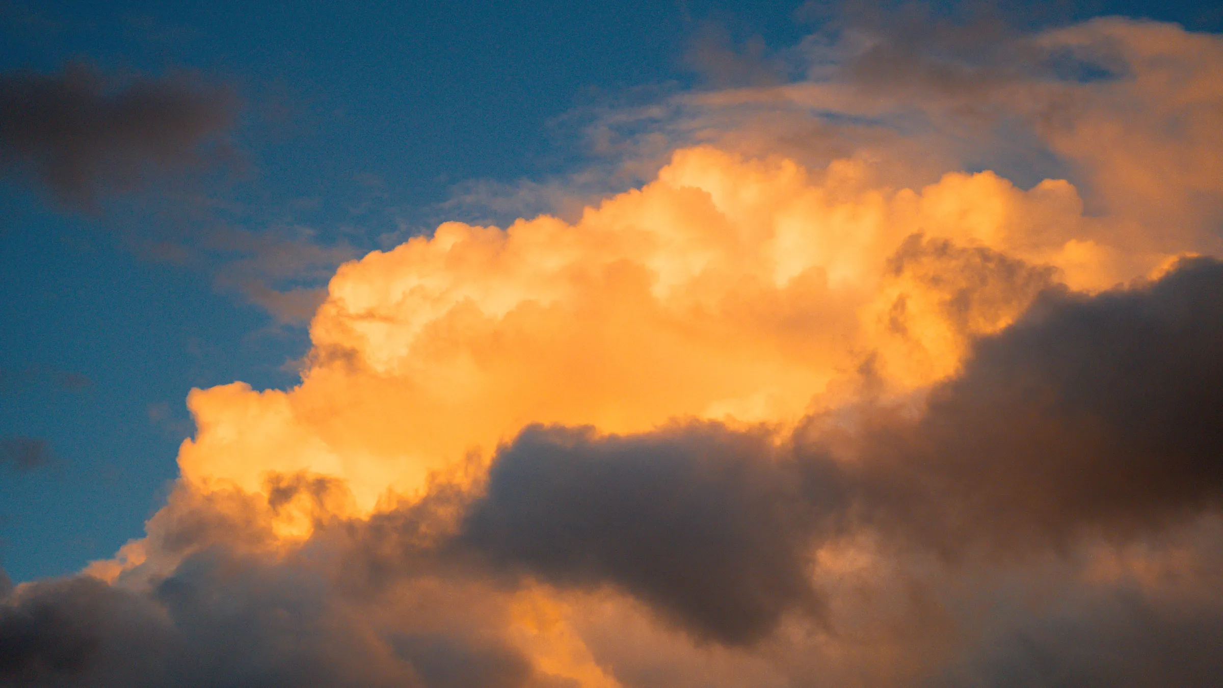 Nubes doradas del atardecer