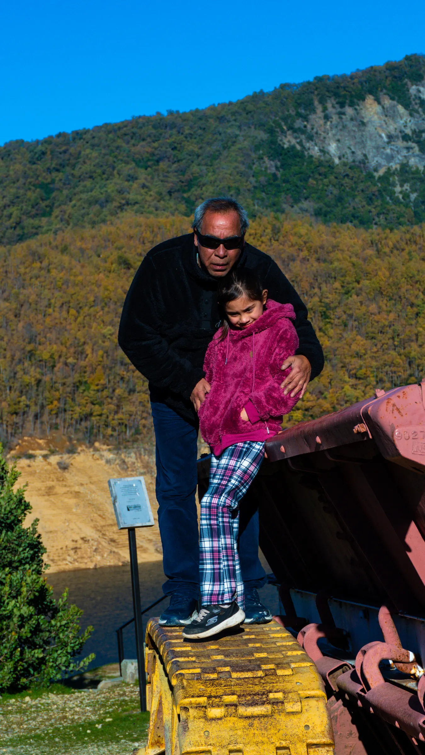 Padrino y ahijada en el ferrocarril