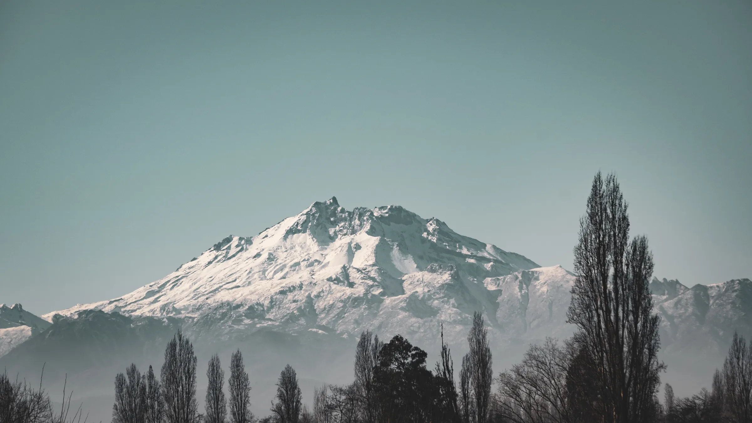 Volcán nevado entre la bruma
