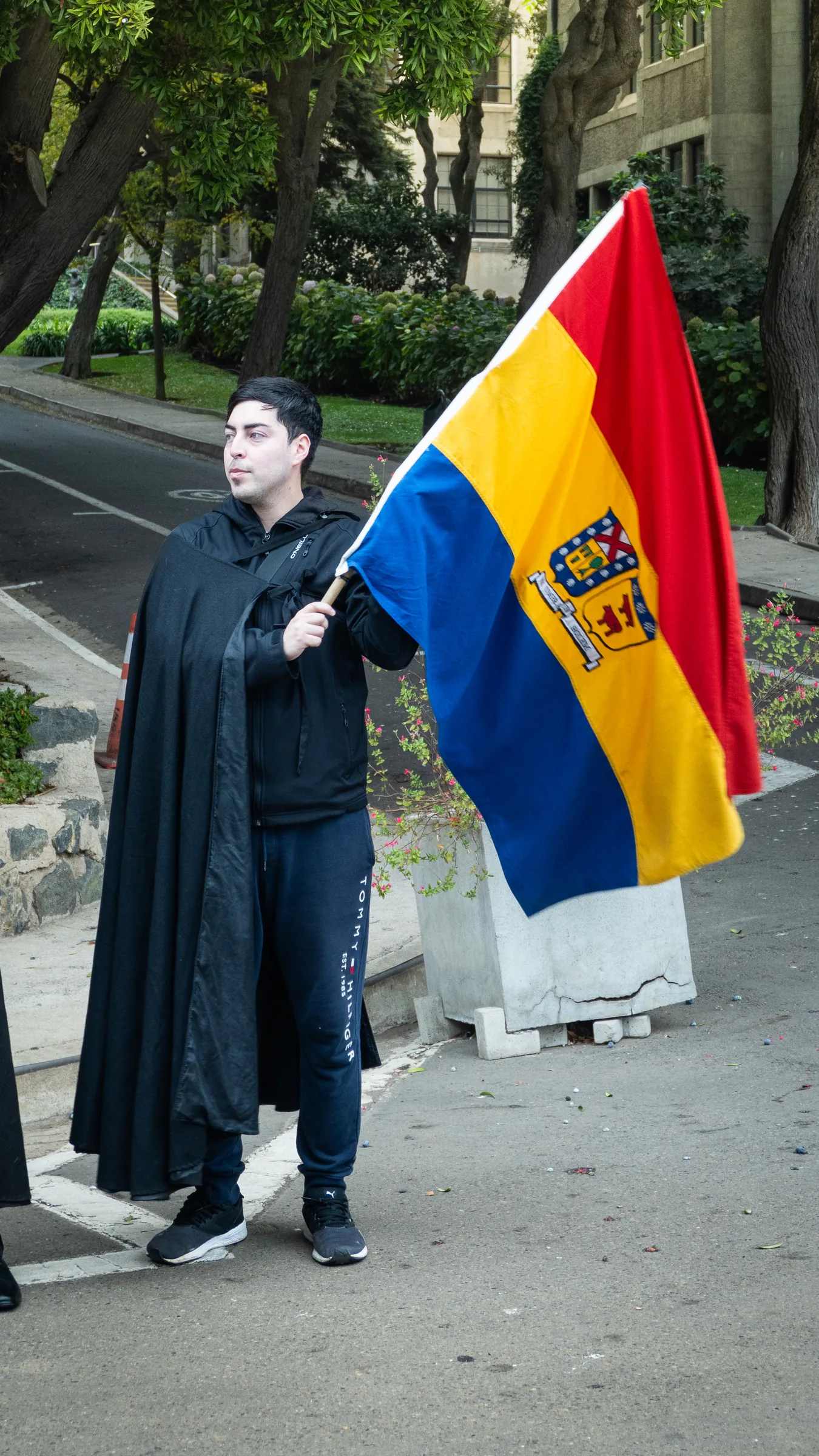 Bandera institucional en campus