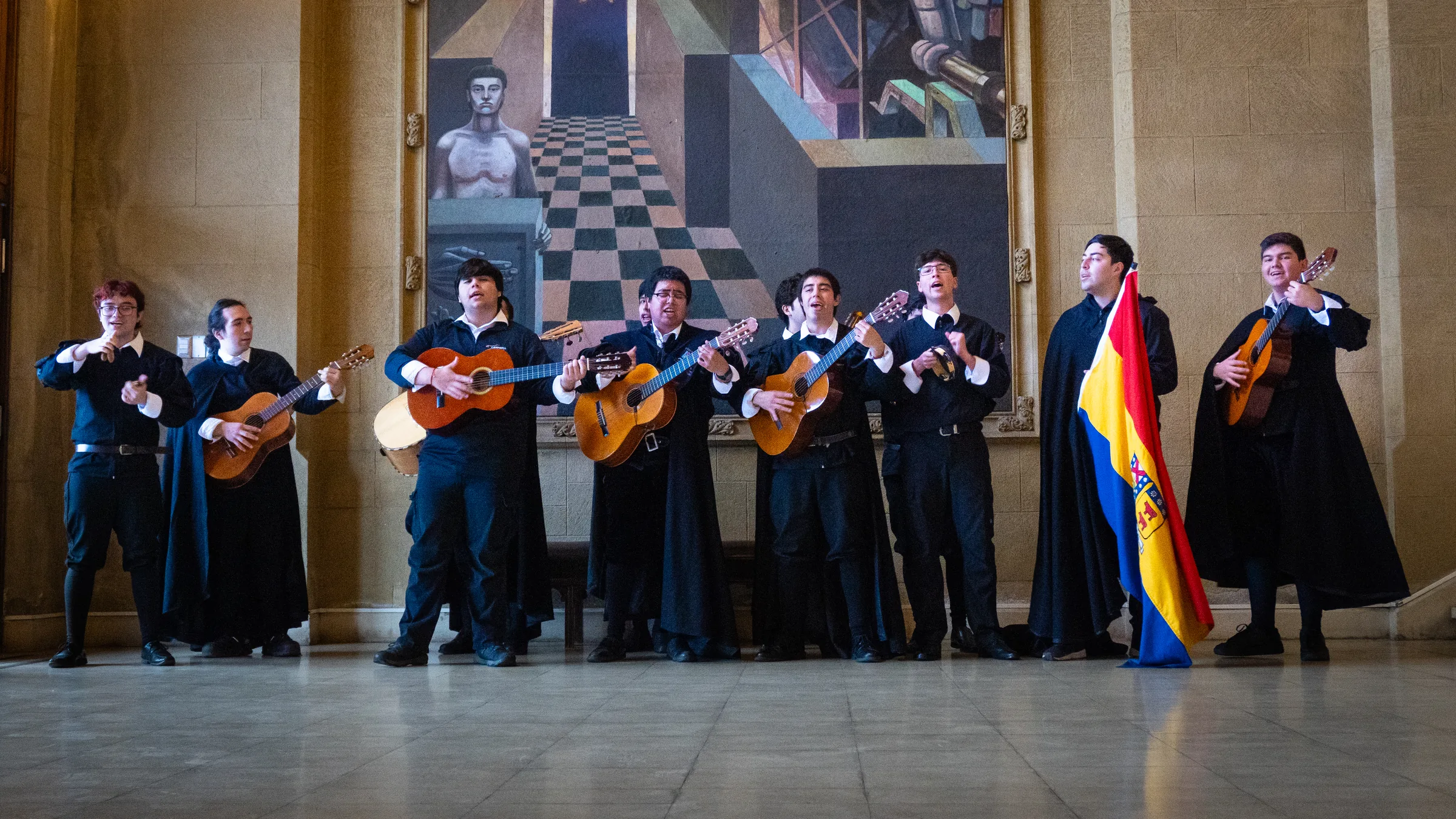 Grupo con bandera y mural