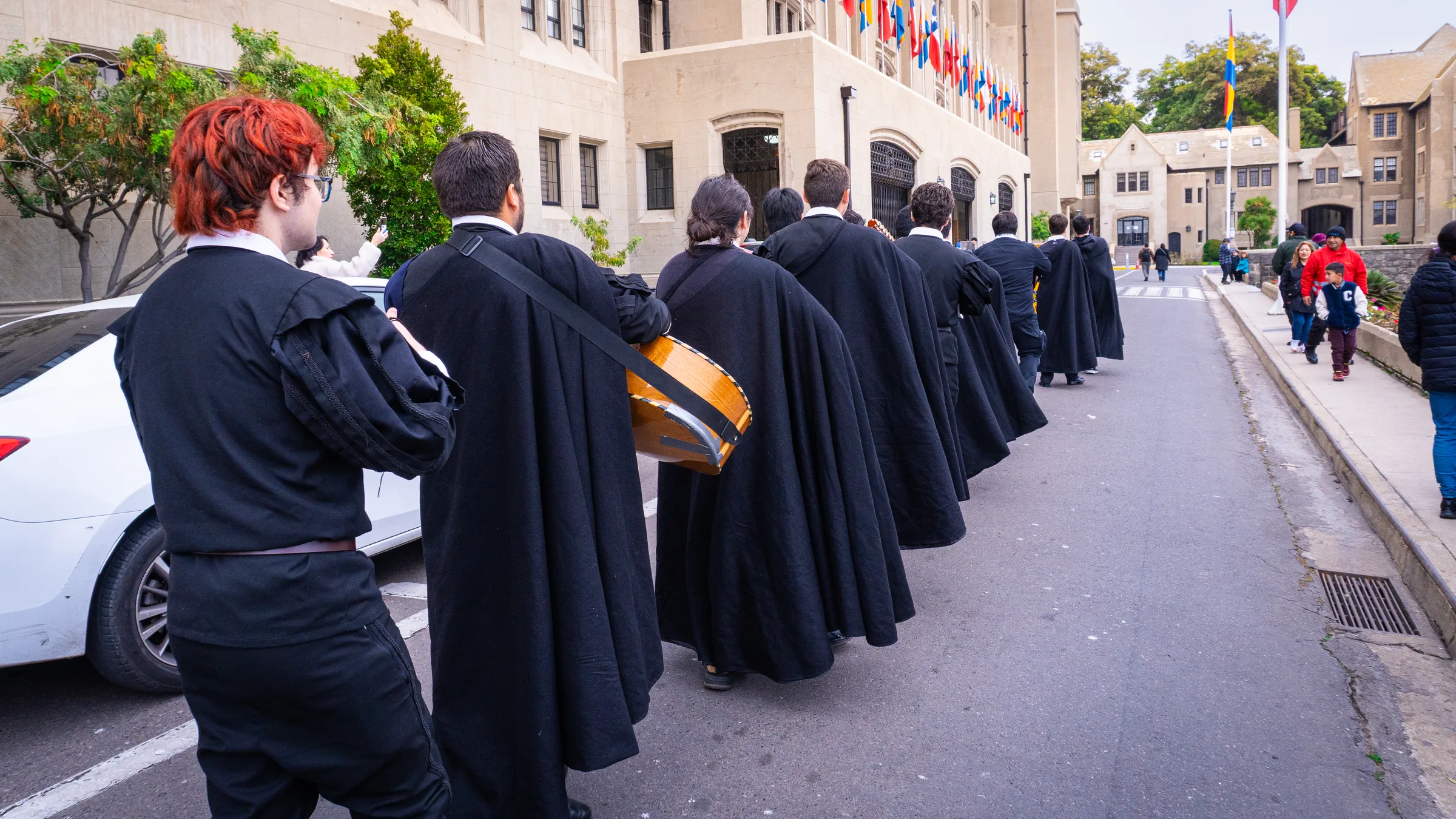 Procesión hacia el campus
